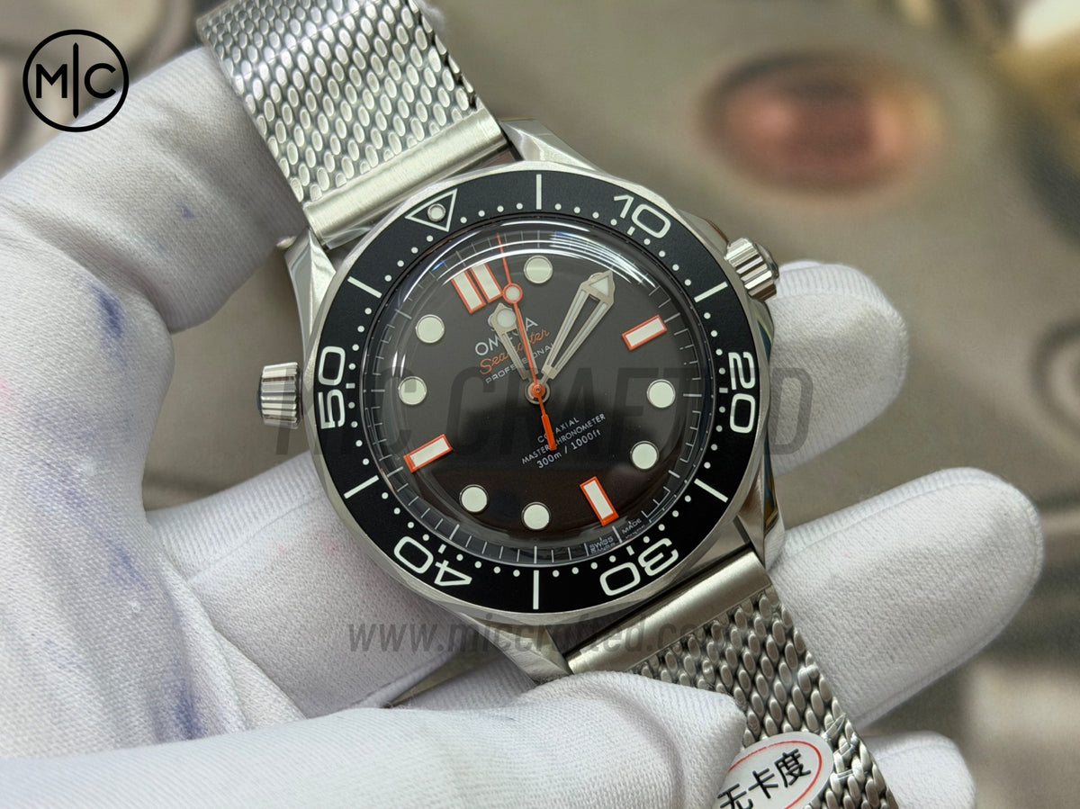 Seamaster 300M Diver 不鏽鋼黑橙色錶盤搭配不鏽鋼網織錶鏈 - 尊貴版