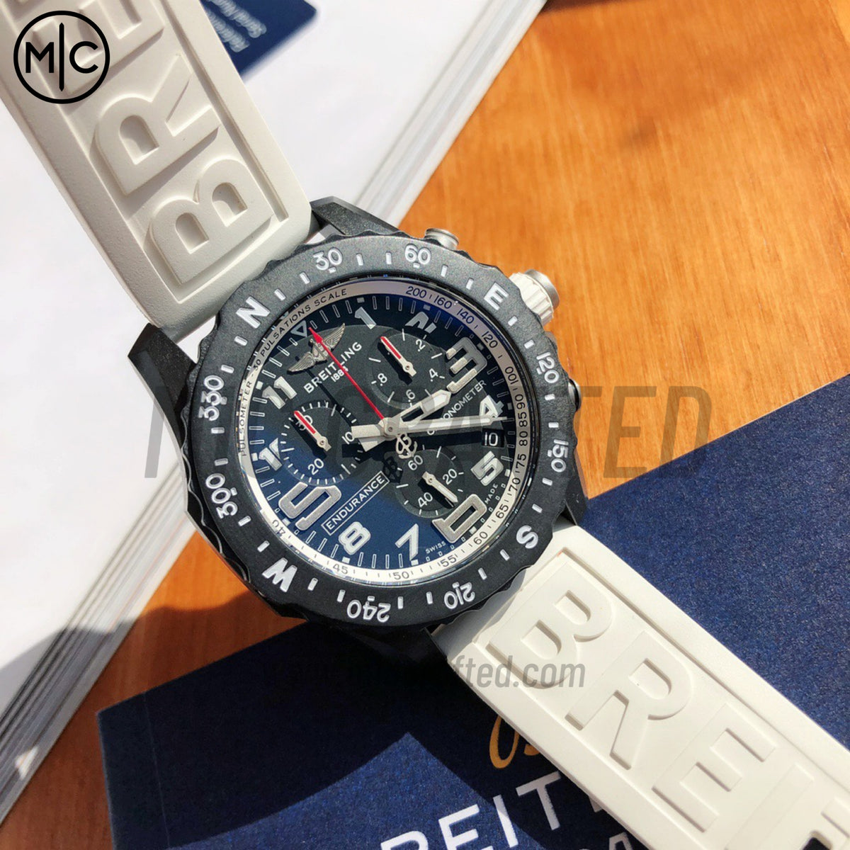 Professional Chronograph PVD 黑色錶面搭配白色橡膠錶帶 瑞士石英機芯 - 尊貴版