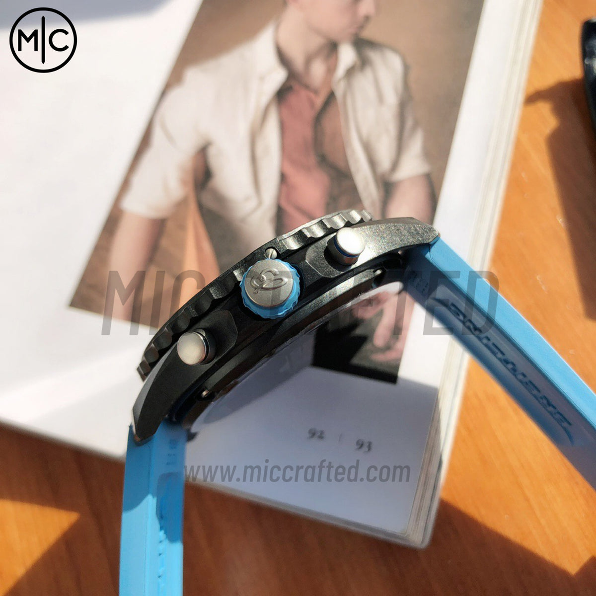 Professional Chronograph PVD 黑色錶面搭配藍色橡膠錶帶 瑞士石英機芯 - 尊貴版
