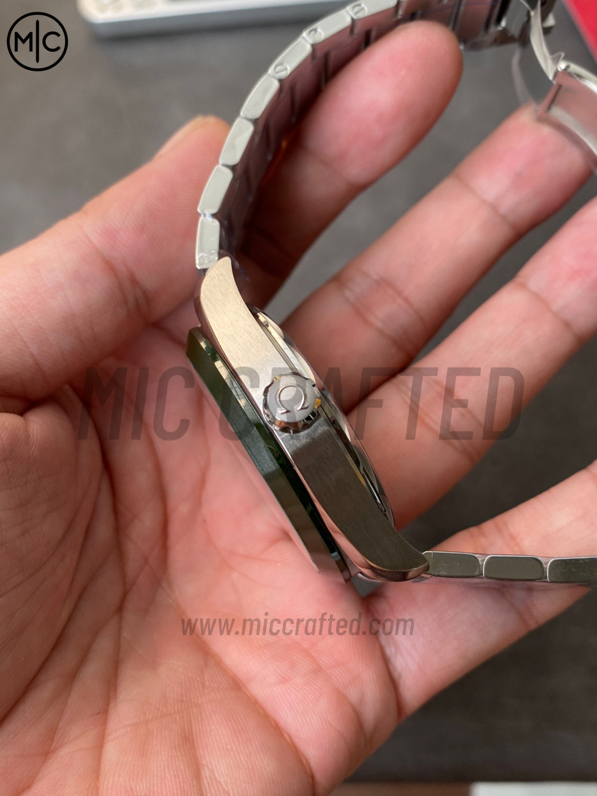 Aqua Terra GMT Worldtimer 43mm Green Ceramic on SS Bracelet – Premium Edition