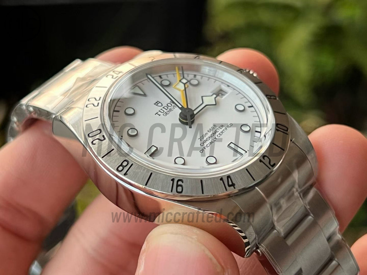 Black Bay Pro M79470 39mm GMT 不鏽鋼 白色錶盤搭配不鏽鋼錶鏈 - 尊享版