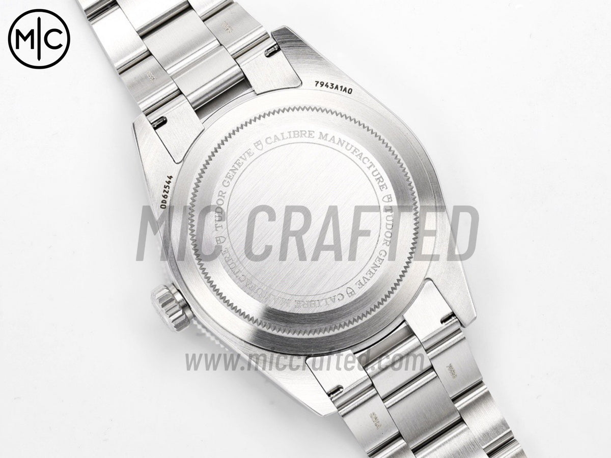 Black Bay Sixty Eight 43mm SS Blue Dial on Rivet Strap – Premium Edition