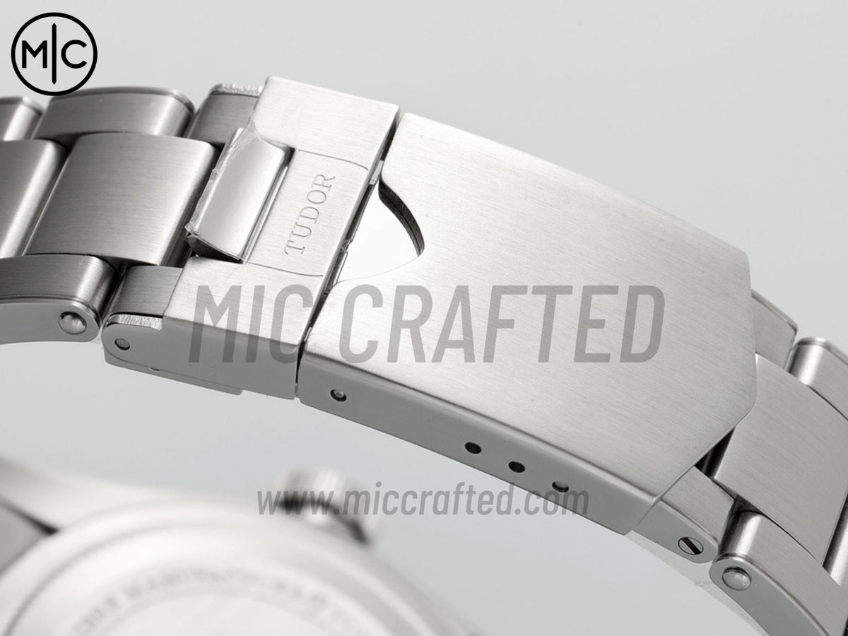 Black Bay GMT 41mm 不鏽鋼 白色錶盤搭配鉚釘錶鏈 - 尊享版