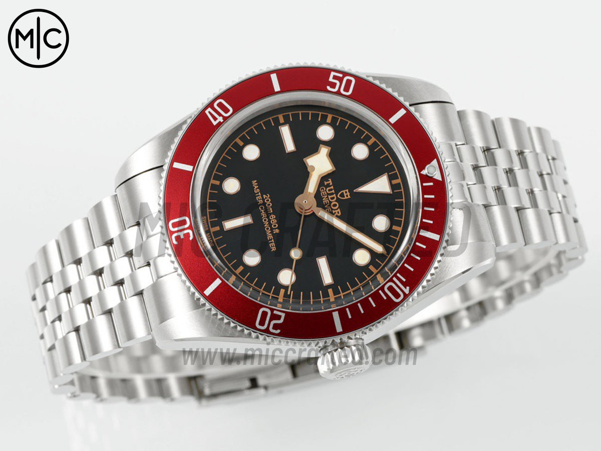 Black Bay 41mm 不鏽鋼 紅色錶圈 黑色錶盤搭配禧年錶帶 - 尊享版