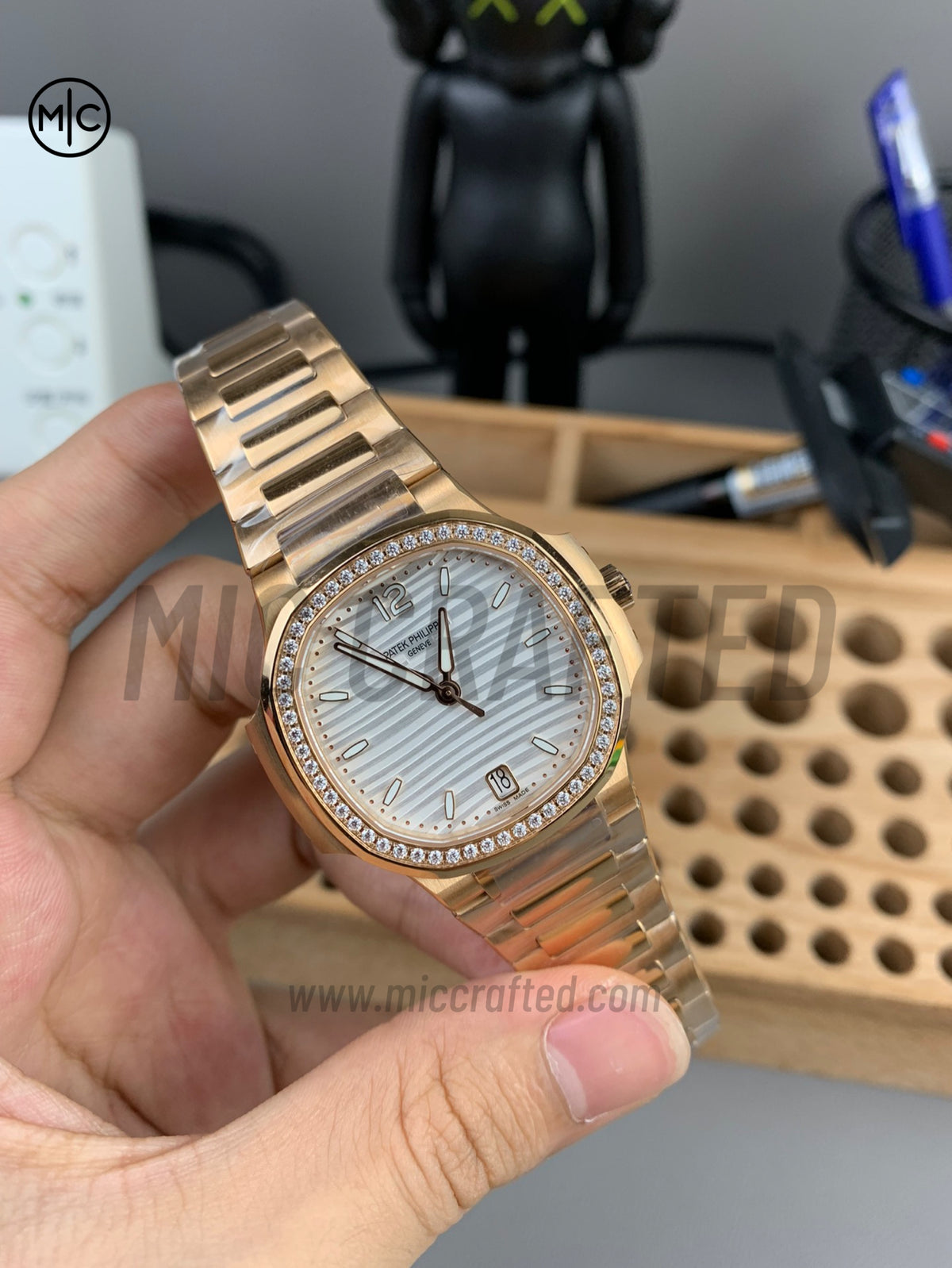 Nautilus 7118 35.2mm RG 女裝銀色錶盤鑲鑽錶圈搭配玫瑰金錶鏈 - 高級版