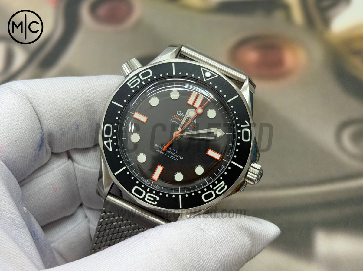 Seamaster 300M Diver 不鏽鋼黑橙色錶盤搭配不鏽鋼網織錶鏈 - 尊貴版