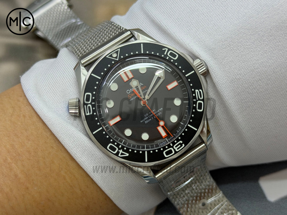 Seamaster 300M Diver 不鏽鋼黑橙色錶盤搭配不鏽鋼網織錶鏈 - 尊貴版