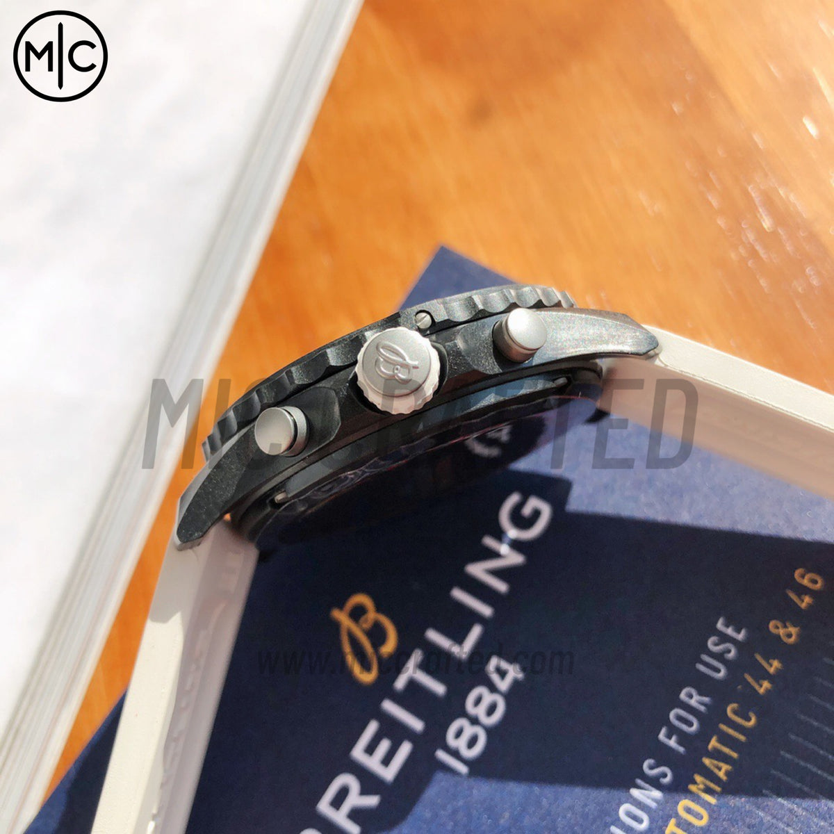 Professional Chronograph PVD 黑色錶面搭配白色橡膠錶帶 瑞士石英機芯 - 尊貴版