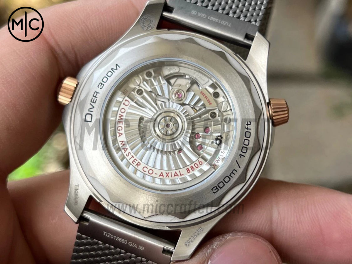 Seamaster 300M 42mm 潛水鈦金屬/青銅綠色錶盤配鈦金屬網帶 - 高級版