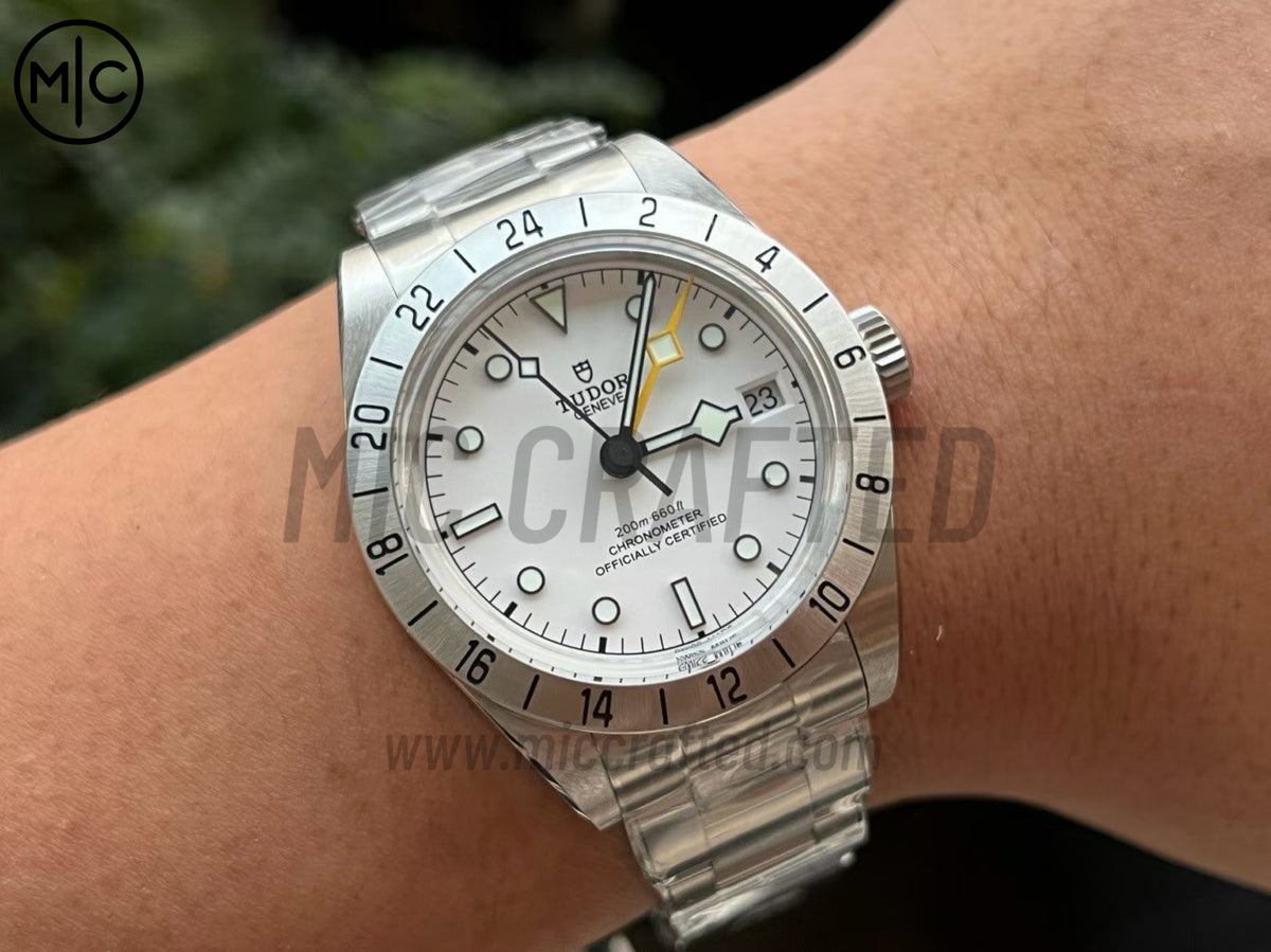 Black Bay Pro M79470 39mm GMT 不鏽鋼 白色錶盤搭配不鏽鋼錶鏈 - 尊享版