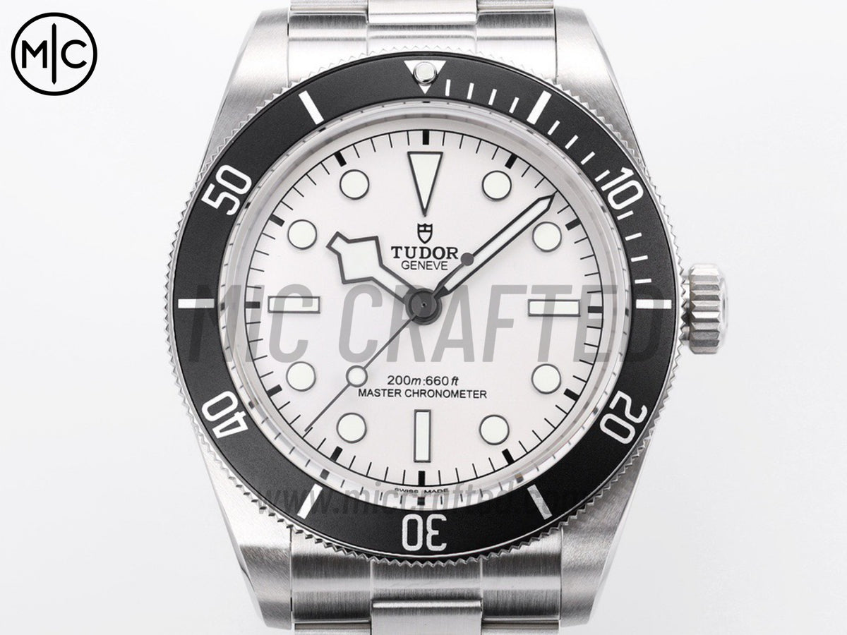 Black Bay Sixty Eight 43mm 不鏽鋼 銀色錶盤搭配鉚釘錶帶 - 尊享版