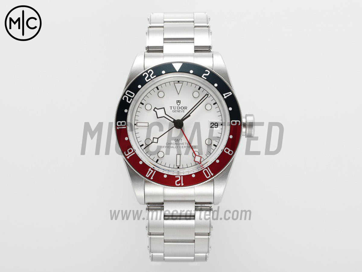 Black Bay GMT 41mm 不鏽鋼 白色錶盤搭配鉚釘錶鏈 - 尊享版