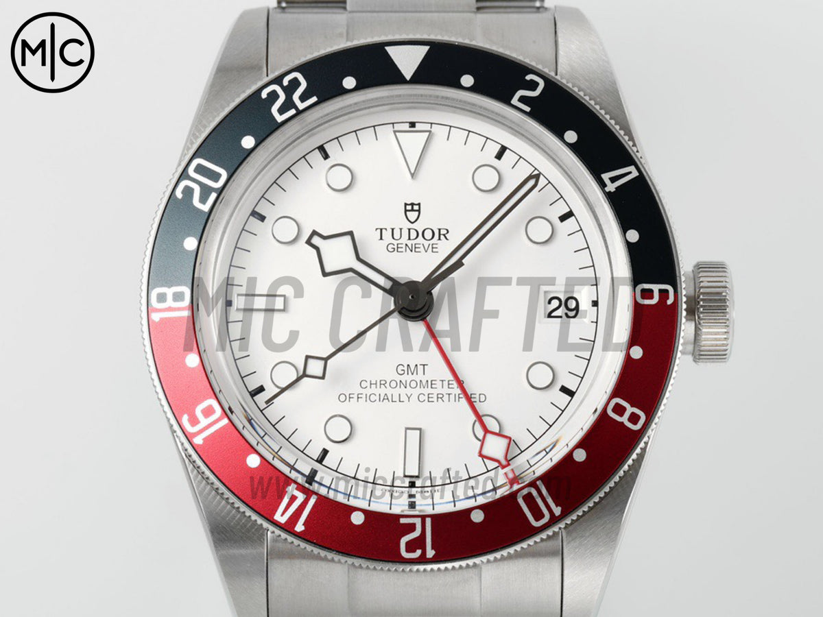 Black Bay GMT 41mm 不鏽鋼 白色錶盤搭配鉚釘錶鏈 - 尊享版