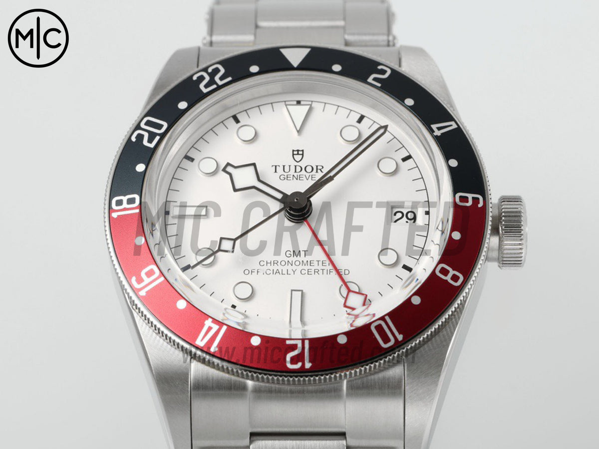 Black Bay GMT 41mm 不鏽鋼 白色錶盤搭配鉚釘錶鏈 - 尊享版