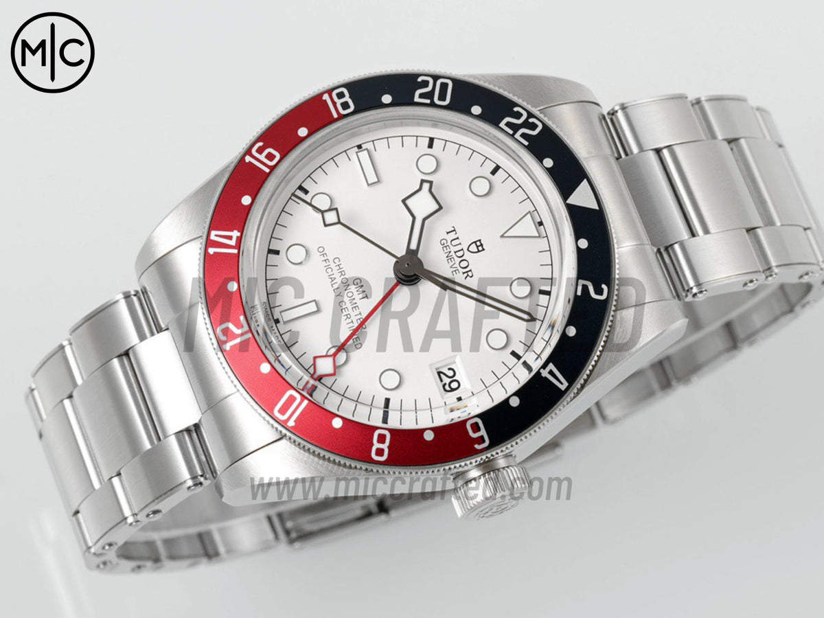 Black Bay GMT 41mm 不鏽鋼 白色錶盤搭配鉚釘錶鏈 - 尊享版