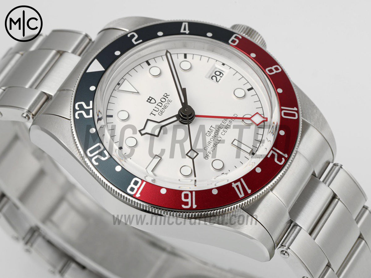 Black Bay GMT 41mm 不鏽鋼 白色錶盤搭配鉚釘錶鏈 - 尊享版