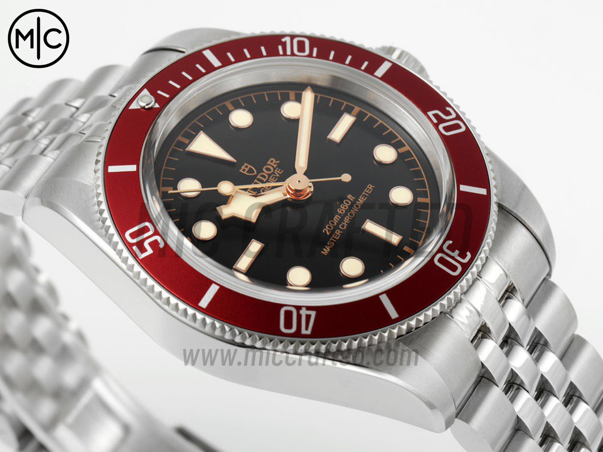 Black Bay 41mm 不鏽鋼 紅色錶圈 黑色錶盤搭配禧年錶帶 - 尊享版
