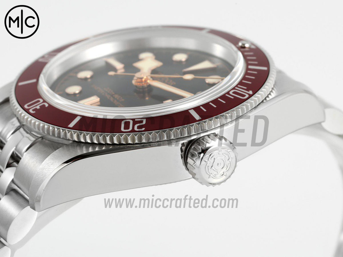Black Bay 41mm 不鏽鋼 紅色錶圈 黑色錶盤搭配禧年錶帶 - 尊享版